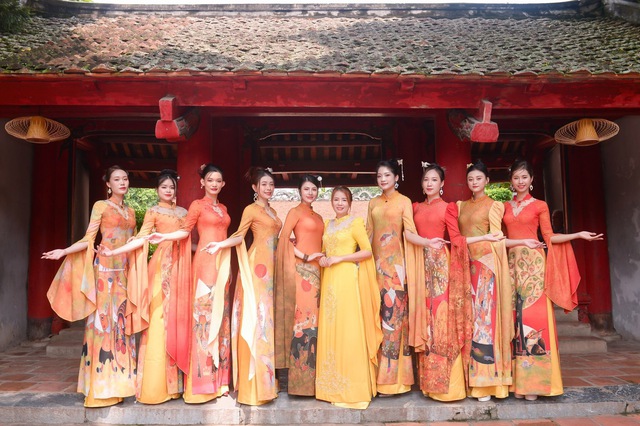 CLB Văn hóa Áo dài Việt Nam gìn giữ và lan tỏa tình yêu áo dài tại phố đi bộ Hồ Gươm   - Ảnh 2.