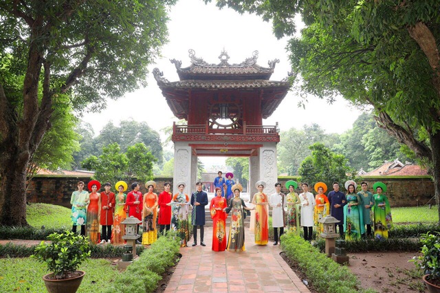 CLB Văn hóa Áo dài Việt Nam gìn giữ và lan tỏa tình yêu áo dài tại phố đi bộ Hồ Gươm   - Ảnh 1.