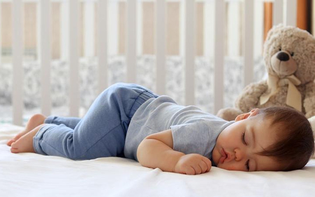 Khi ngủ, nếu trẻ có những biểu hiện vô thức này chứng tỏ não phát triển rất tốt, lớn lên sẽ rất thông minh - Ảnh 4.