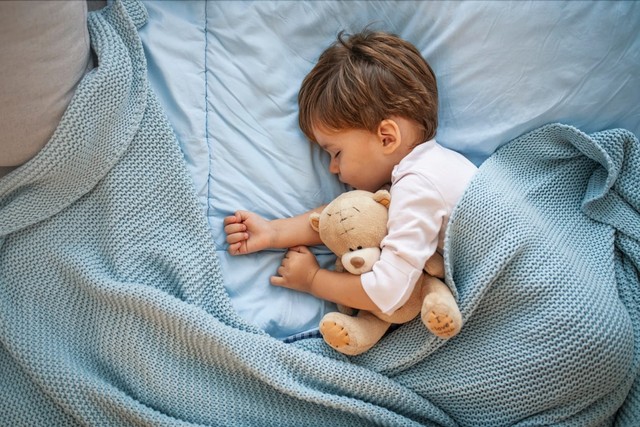 Khi ngủ, nếu trẻ có những biểu hiện vô thức này chứng tỏ não phát triển rất tốt, lớn lên sẽ rất thông minh - Ảnh 2.