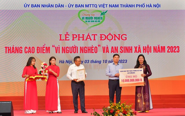 Vietcombank ủng hộ 10 tỷ đồng trong tháng cao điểm 'Vì người nghèo' và an sinh xã hội Tp Hà Nội năm 2023 - Ảnh 1.