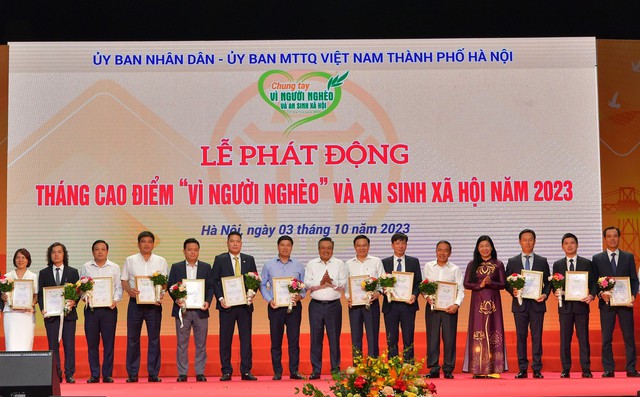 Vietcombank ủng hộ 10 tỷ đồng trong tháng cao điểm 'Vì người nghèo' và an sinh xã hội Tp Hà Nội năm 2023 - Ảnh 3.