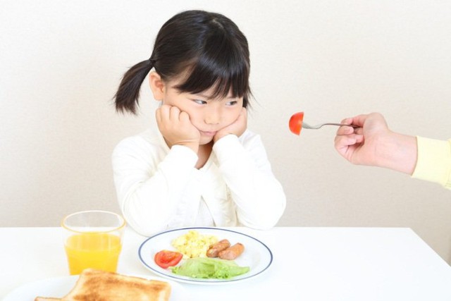 6 hành vi trên bàn ăn chứng tỏ trẻ có EQ thấp, cha mẹ cần uốn nắn ngay trước khi con lớn kẻo không kịp - Ảnh 4.