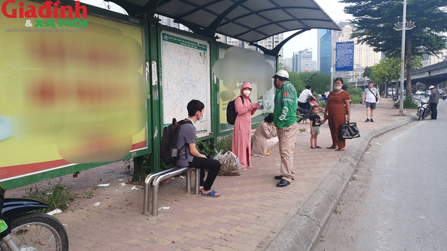 Nhiều điểm chờ xe buýt ở Hà Nội xuống cấp, có nơi đặt ngay cạnh bot điện cao thế - Ảnh 1.
