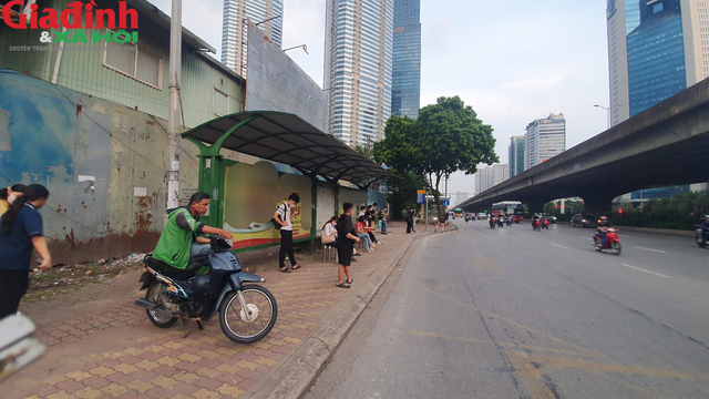 Nhiều điểm chờ xe buýt ở Hà Nội xuống cấp, có nơi đặt ngay cạnh bot điện cao thế - Ảnh 5.