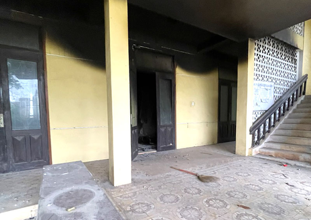Phát hiện thi thể nam giới bị cháy trong khu nhà bỏ hoang - Ảnh 1.