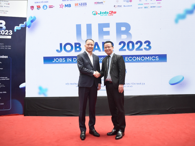 Gian hàng của Job3s.vn hút hàng ngàn sinh viên tại Ngày hội việc làm UEB JOB FAIR 2023 - Ảnh 1.