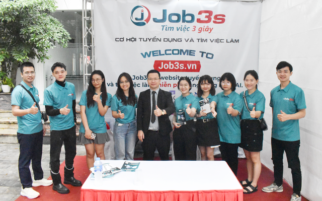Gian hàng của Job3s.vn hút hàng ngàn sinh viên tại Ngày hội việc làm UEB JOB FAIR 2023 - Ảnh 2.
