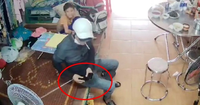Người đàn ông vào nhà cướp điện thoại trước mặt bé trai 10 tuổi ở TPHCM - Ảnh 1.