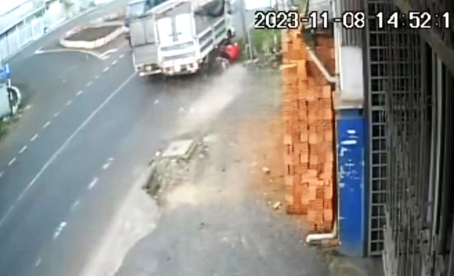 Video: Khoảnh khắc tài xe tải vượt ẩu, tông ngã hai người đi xe máy rồi bỏ chạy - Ảnh 2.