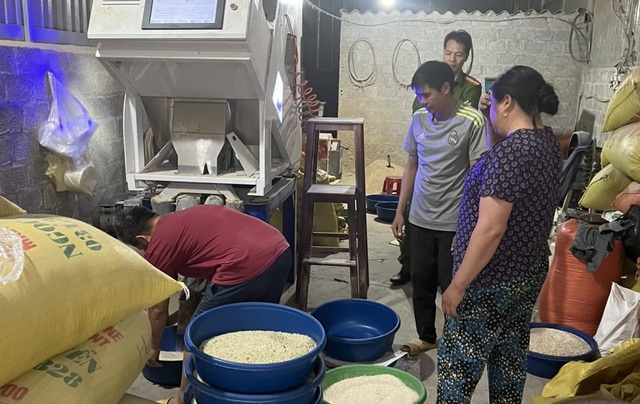 Cận cảnh quy trình nghiền lá, nhuộm thành gạo Séng Cù xanh để 'lòe' người tiêu dùng - Ảnh 2.