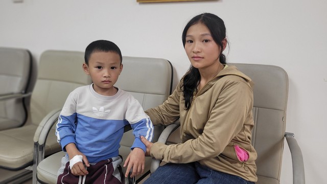 Gia đình bé trai dân tộc H’Mông bị ung thư đón nhận tình cảm của bạn đọc Báo Sức khỏe và Đời sống - Ảnh 3.