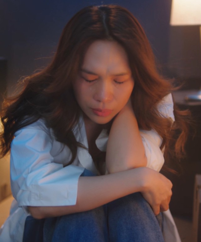 Mỹ Tâm hiếm hoi rơi nước mắt trong MV tự sáng tác - Ảnh 2.