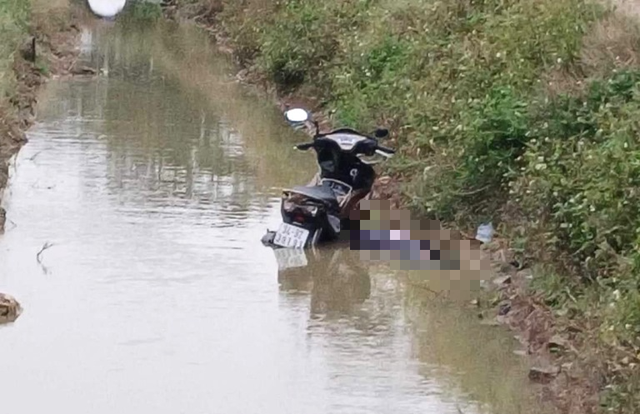 Hải Dương: Phát hiện người đàn ông nằm tử vong cạnh xe máy dưới mương nước ở cánh đồng - Ảnh 1.