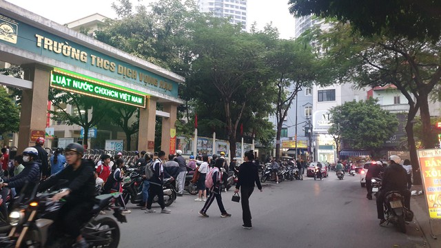 Điểm mặt loạt trường học không đảm bảo an toàn giao thông ở Hà Nội - Ảnh 1.