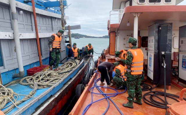 Chìm tàu cá trên biển, 11 ngư dân được Bộ đội biên phòng cứu - Ảnh 1.
