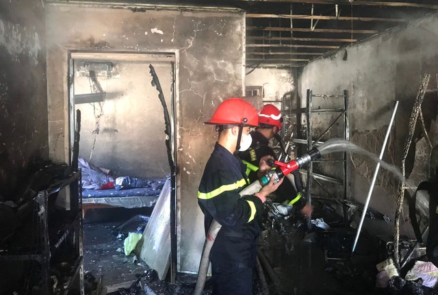 Hai người nước ngoài thoát nạn sau vụ cháy ở khu chung cư  - Ảnh 1.