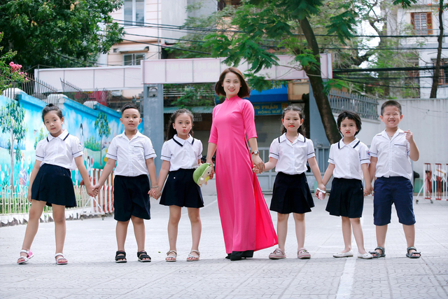 Hà Nội: Ngắm những cô giáo xinh như diễn viên điện ảnh khiến ai cũng trầm trồ - Ảnh 10.