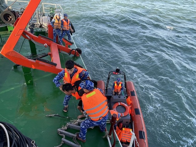 14 ngư dân tàu cá BĐ 98268 TS gặp nạn trên biển đã vào đất liền an toàn - Ảnh 3.