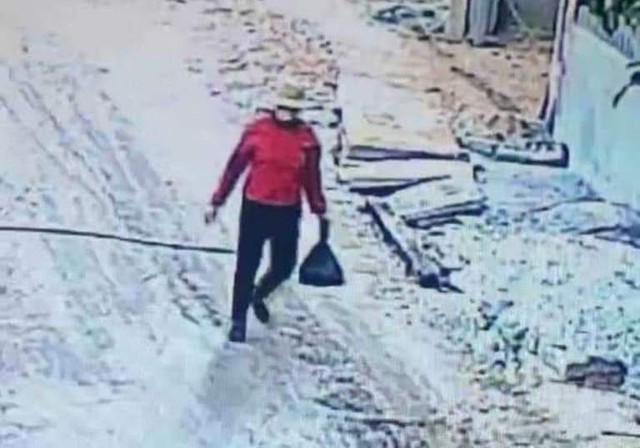 Truy tìm người phụ nữ mặc áo khoác màu đỏ lẻn vào nhà dân trộm gần 300 triệu đồng - Ảnh 1.