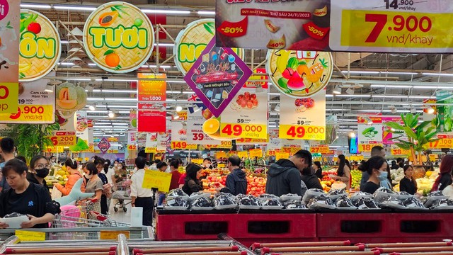 Siêu khuyến mại ở Hà Nội, người tiêu dùng tranh thủ &quot;canh&quot; ưu đãi để mua sắm cuối tuần - Ảnh 1.
