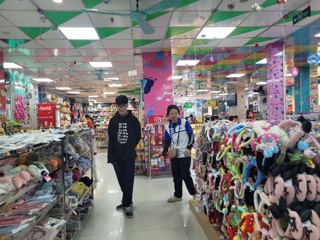 Siêu khuyến mại ở Hà Nội, người tiêu dùng tranh thủ &quot;canh&quot; ưu đãi để mua sắm cuối tuần - Ảnh 3.