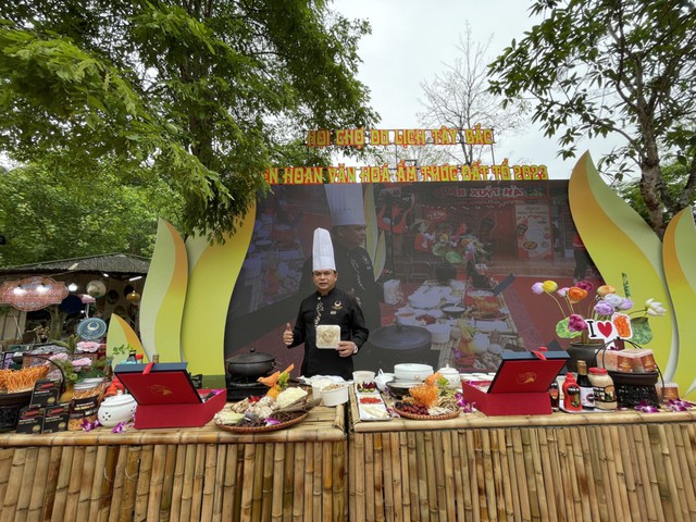 Đầu bếp nổi tiếng Việt Nam nói gì về bí quyết thần kì làm nên món phở gà Hà Nội đặc biệt? - Ảnh 3.