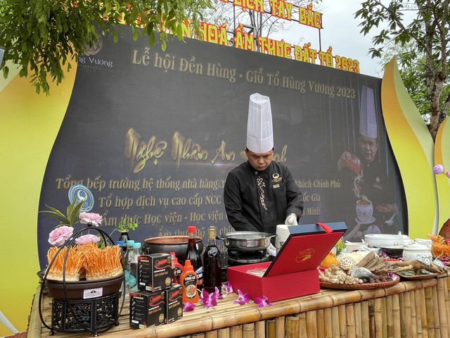 Đầu bếp nổi tiếng Việt Nam nói gì về bí quyết thần kì làm nên món phở gà Hà Nội đặc biệt? - Ảnh 2.
