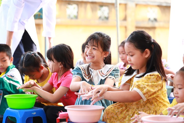 Đoàn thanh niên Bộ Y tế khám bệnh miễn phí và tặng quà cho trẻ em tại Tuyên Quang - Ảnh 4.
