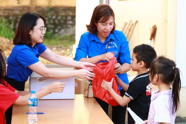 Đoàn thanh niên Bộ Y tế khám bệnh miễn phí và tặng quà cho trẻ em tại Tuyên Quang - Ảnh 14.