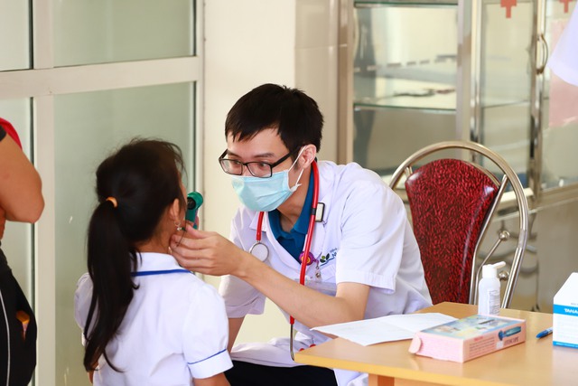 Đoàn thanh niên Bộ Y tế khám bệnh miễn phí và tặng quà cho trẻ em tại Tuyên Quang - Ảnh 9.