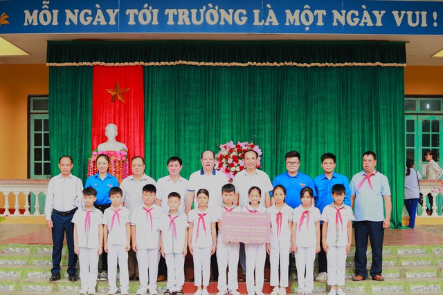 Đoàn thanh niên Bộ Y tế khám bệnh miễn phí và tặng quà cho trẻ em tại Tuyên Quang - Ảnh 2.