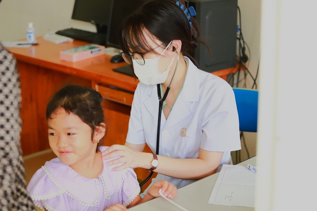 Đoàn thanh niên Bộ Y tế khám bệnh miễn phí và tặng quà cho trẻ em tại Tuyên Quang - Ảnh 11.