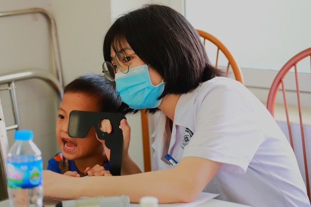 Đoàn thanh niên Bộ Y tế khám bệnh miễn phí và tặng quà cho trẻ em tại Tuyên Quang - Ảnh 12.