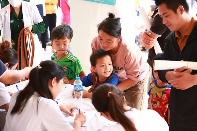 Đoàn thanh niên Bộ Y tế khám bệnh miễn phí và tặng quà cho trẻ em tại Tuyên Quang - Ảnh 8.