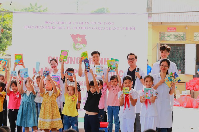 Đoàn thanh niên Bộ Y tế khám bệnh miễn phí và tặng quà cho trẻ em tại Tuyên Quang - Ảnh 19.
