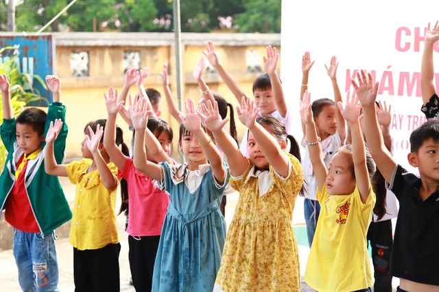 Đoàn thanh niên Bộ Y tế khám bệnh miễn phí và tặng quà cho trẻ em tại Tuyên Quang - Ảnh 5.