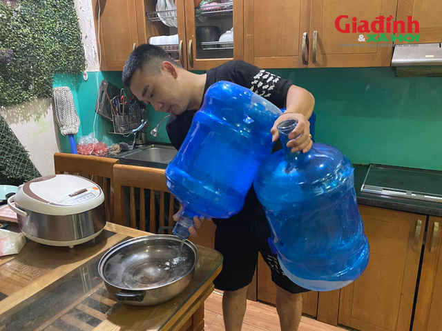 Mất nước sạch kéo dài, hàng chục hộ dân ở Triều Khúc 'cháy ví' vì mua nước đóng bình để sinh hoạt - Ảnh 2.