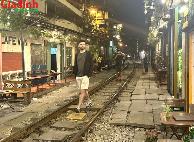 Du khách đổ xô đến 'check in', ngành đường sắt Hà Nội đề nghị giải tỏa phố 'cà phê đường tàu' - Ảnh 3.