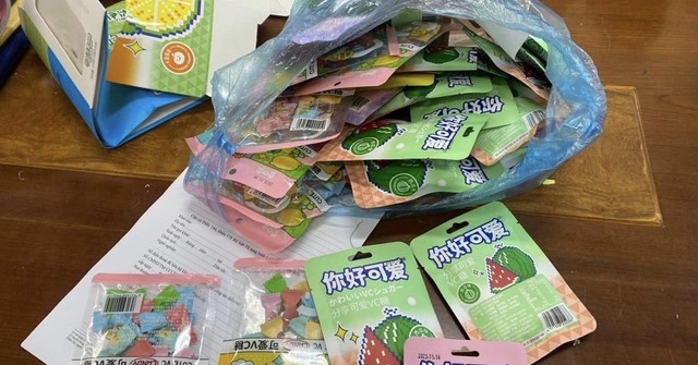 Công an Lạng Sơn thông tin vụ kẹo lạ nghi chứa chất ma túy bán ở cổng trường - Ảnh 3.