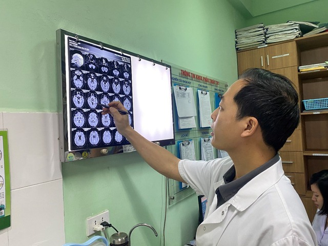 2 trường hợp Parkinson nặng được phẫu thuật thành công nhờ phẫu thuật kích thích não sâu - Ảnh 1.