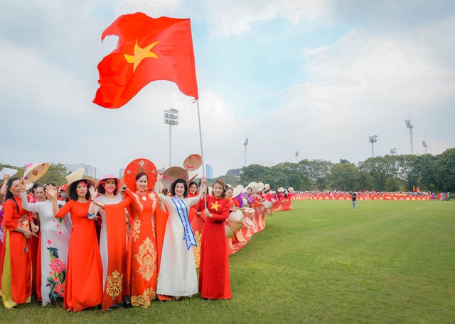 NTK Hoàng Ly mang áo dài kỷ lục cùng hàng nghìn người xếp hình bản đồ Việt Nam tại sân Mỹ Đình

 - Ảnh 6.