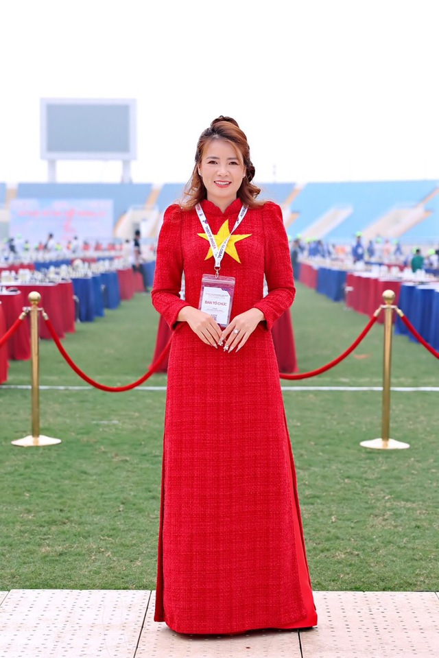 NTK Hoàng Ly mang áo dài kỷ lục cùng hàng nghìn người xếp hình bản đồ Việt Nam tại sân Mỹ Đình

 - Ảnh 3.