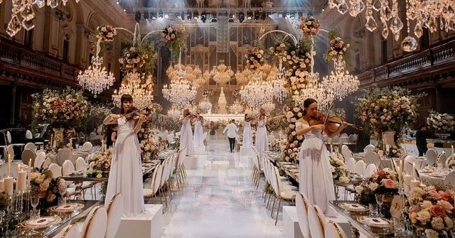 Đám cưới đẹp như mơ với 15.000 bông hồng, chiếc bánh cao 1,8m gần 300 triệu đồng - Ảnh 4.