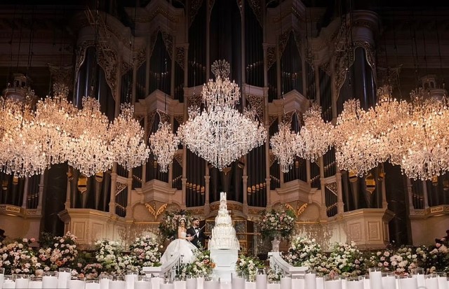 Đám cưới đẹp như mơ với 15.000 bông hồng, chiếc bánh cao 1,8m gần 300 triệu đồng - Ảnh 1.