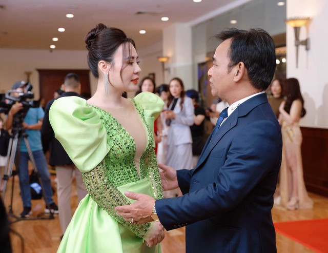 Quang Tèo cùng 'cô vợ màn ảnh' Phan Kim Oanh ngồi 'ghế nóng' Mrs Earth Vietnam 2024 - Ảnh 3.