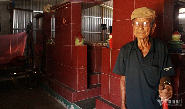 Cụ ông 101 tuổi ở Long An dựng nhà mồ, sống một mình cùng 7 ngôi mộ - Ảnh 1.