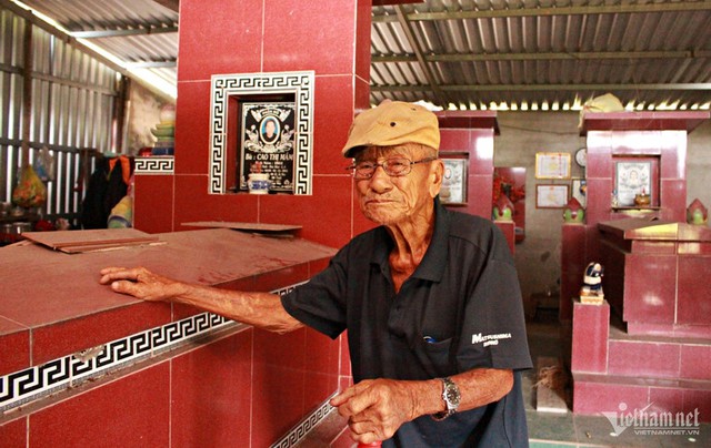 Cụ ông 101 tuổi ở Long An dựng nhà mồ, sống một mình cùng 7 ngôi mộ - Ảnh 3.