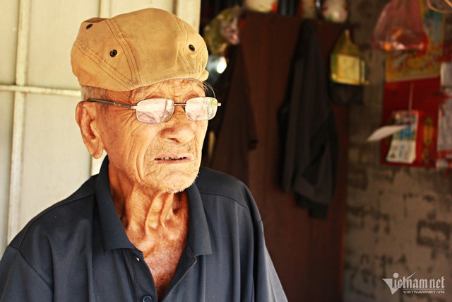Cụ ông 101 tuổi ở Long An dựng nhà mồ, sống một mình cùng 7 ngôi mộ - Ảnh 4.