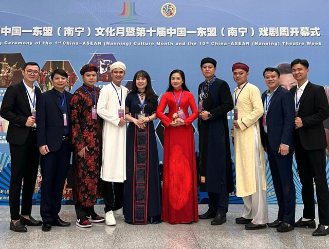 NSND Thu Quế diện áo dài của NTK Bích Liên dự liên hoan sân khấu Trung Quốc - ASEAN   - Ảnh 6.